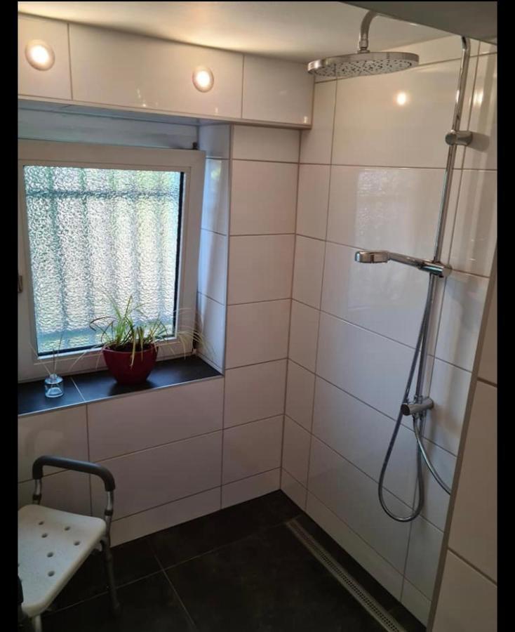 Nana-Eg-80M2 Sanierter Altbau-Parkplatz-Kleiner Garten-Wlan-Netflix-2Zimmer-Kueche-Dusche-Wanne-Waschmaschine 오버하우젠 외부 사진